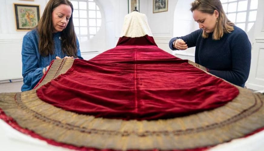 Pallati Buckingham zbulon si do të vishen Charles dhe Camilla për kurorëzimin