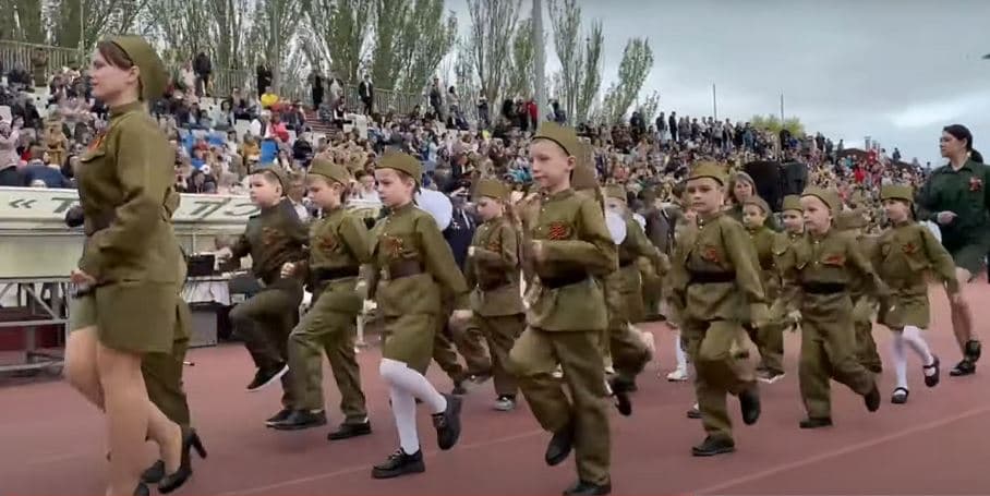 Autoritetet rajonale ruse organizojnë “paradë ushtarake” të fëmijëve të kopshtit (VIDEO)
