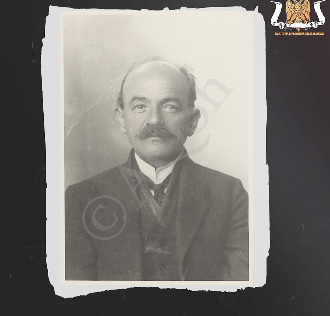     Arkivat përkujtojnë hapjen e shkollës së parë shqipe në Prizren nën drejtimin e Mati Logorecit