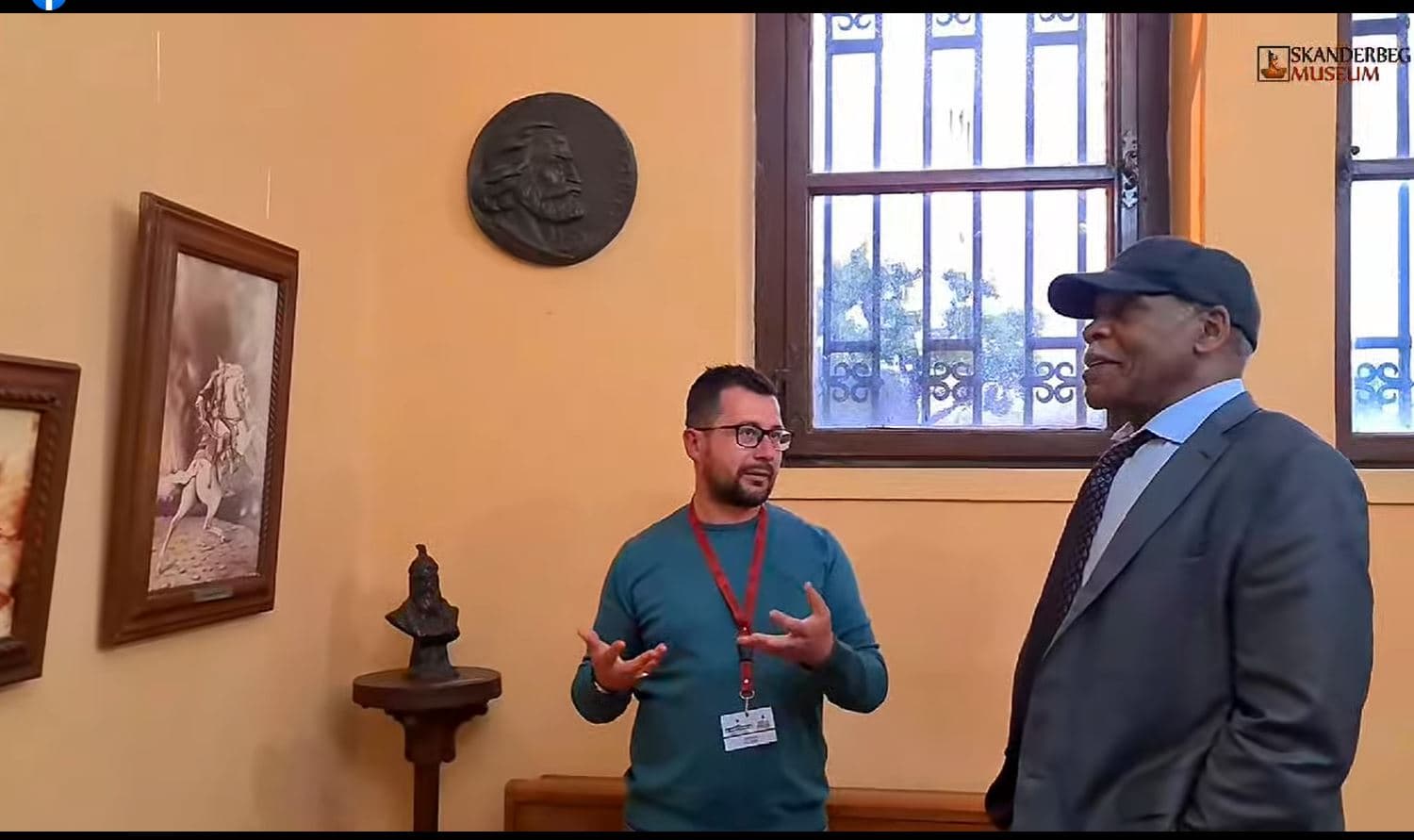     Aktori dhe producenti amerikan, Danny Glover, viziton muzeun “Gjergj Kastrioti Skënderbeu” në Krujë