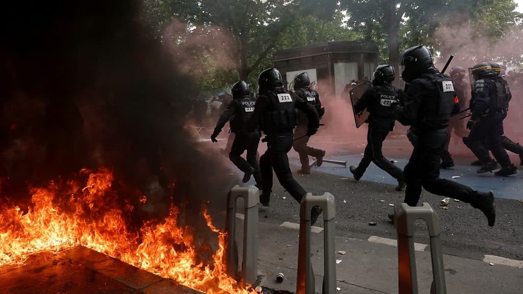 Francë/ Mbi 100 policë të plagosur në demonstratat e 1 Majit
