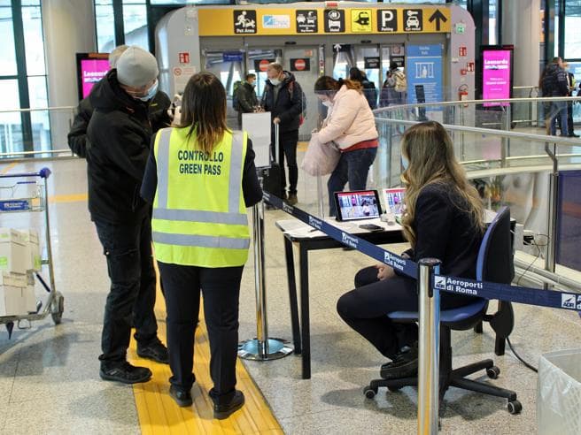 Covid, SHBA heqin vaksinën për mbërritjet ndërkombëtare