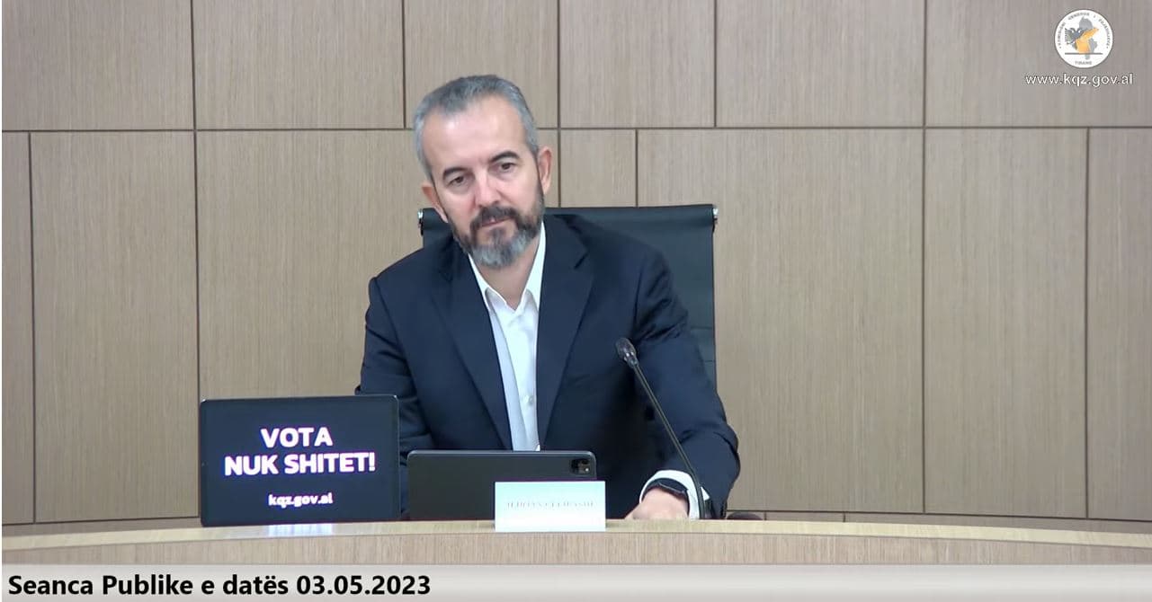   KQZ urdhëron heqjen e posterave të partive politike: Nuk zbatuan Kodin Zgjedhor