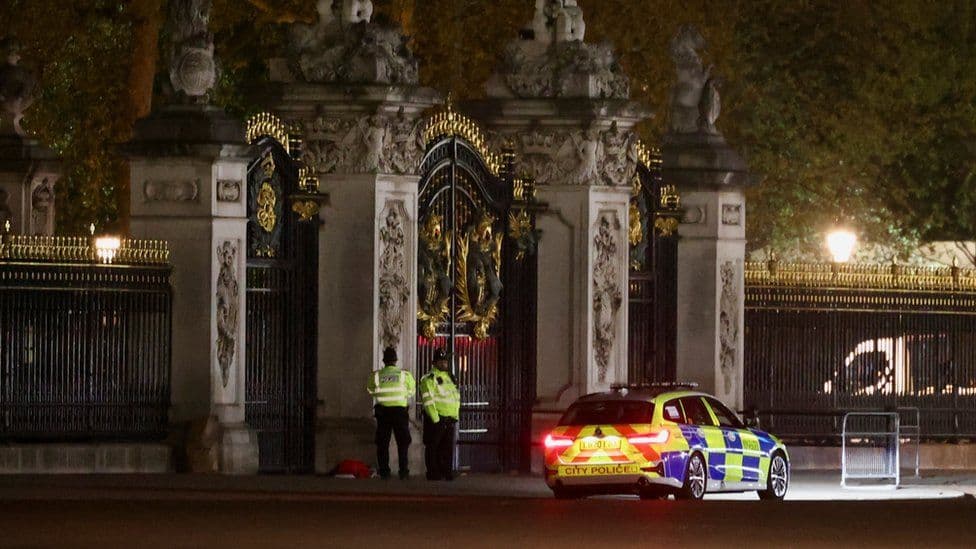 Një person hedh gëzhoja jashtë pallatit mbretëror në Britani, arrestohet