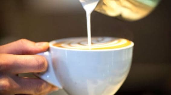 Shtimi i qumështit në kafe është i mirë për shëndetin tuaj