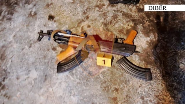 15-vjeçarit në Dibër i gjendet kallashnikov në banesë