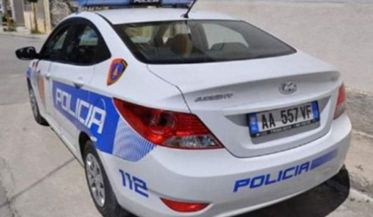 Plagosi me thikë 2 persona, arrestohet 17-vjeçari në Korçë