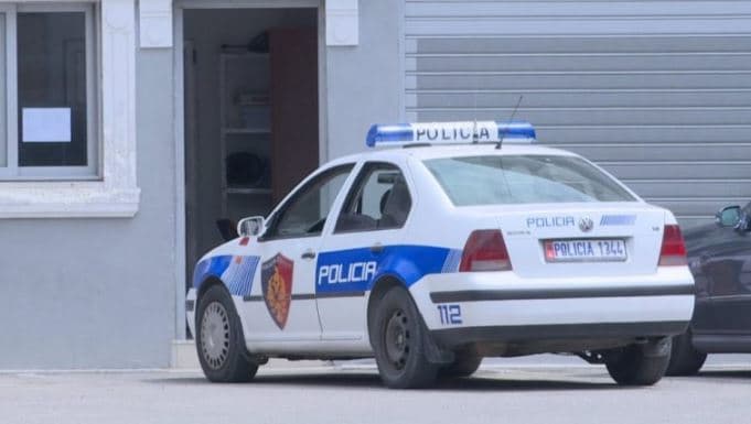 Tiranë/ Tentuan t’i merrnin përmes mashtrimit 100 mijë euro një biznesmeni, arrestohen babë e bir, në kërkim organizatori