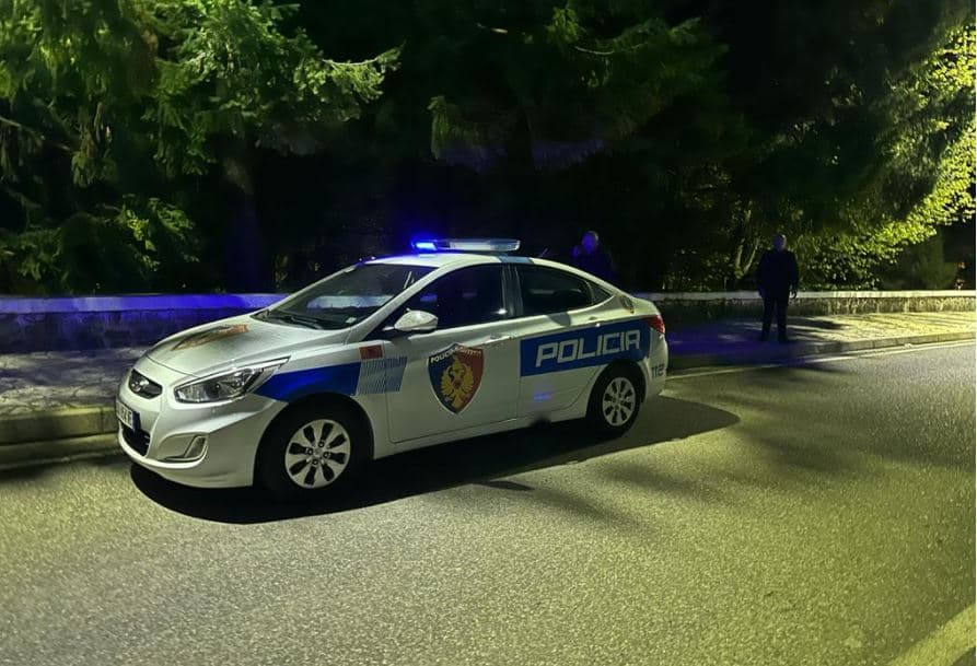 Qëlloi me armë zjarri nga automjeti, shpallet në kërkim autori 