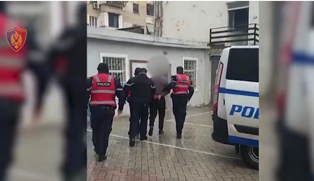 Emri/ U kap në flagrancë duke dhunuar familjarët, arrestohet i riu në Elbasan