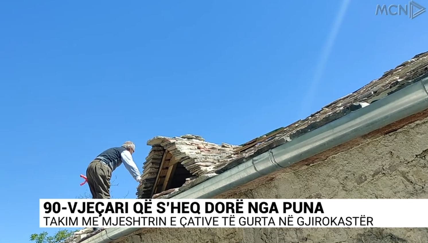 90-vjeçari që s’heq dorë nga puna/ Takim me mjeshtrin e çative të gurta në Gjirokastër (VIDEO)