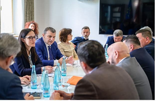 Sejko me përfaqësues të shoqatave të bizneseve: Rënia e euros nuk ka cenuar rritjen e eksporteve shqiptare