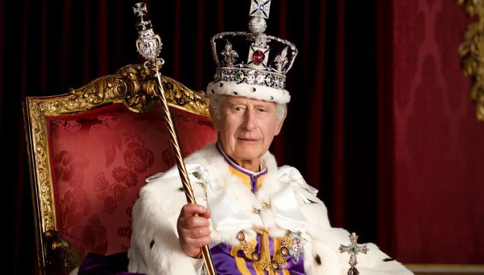 Buckingham Palace publikon foton zyrtare të Mbretit Charles III në fronin e tij