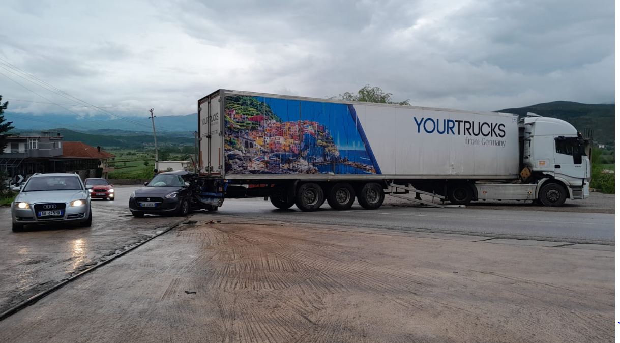 Trajleri përplas makinën me çiftin gjerman, humb jetën gruaja