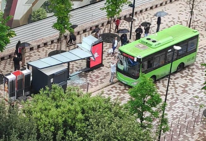 Goditi me grusht një person në urban, procedohet penalisht kontrollori