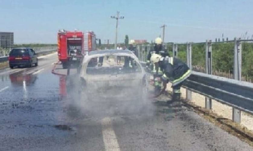 Merr flakë në lëvizje makina në Elbasan