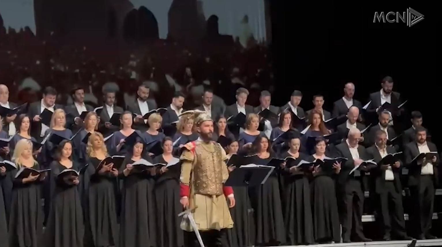 Skënderbeu bashkon Shqipërinë e Kosovën/ “Kryezoti i Arbrit” ngjitet në skenën e Teatrit të Operas (VIDEO)