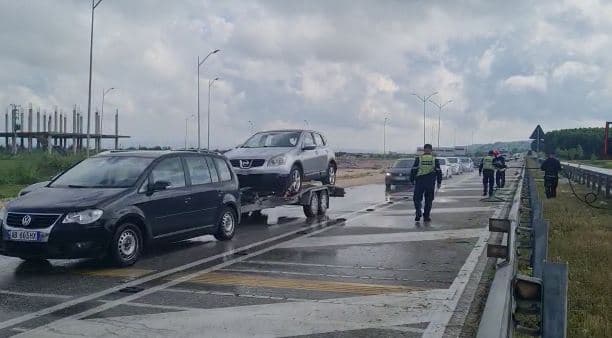 Përplasen dy makina në autostradën Lushnje-Fier
