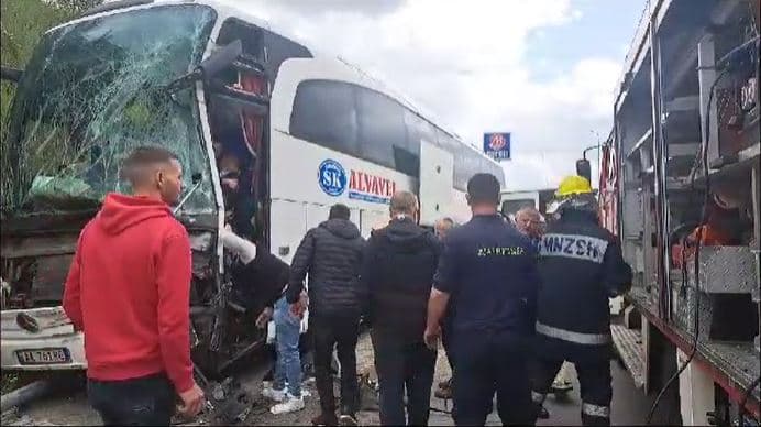 Kamioni përplaset me autobusin në Korçë-Pogradec, plagoset një person