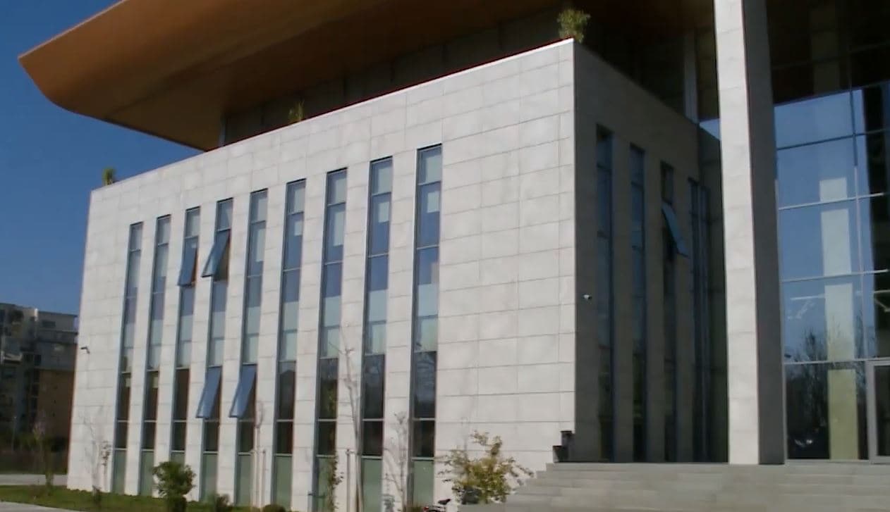 Ligji që detyron KLGJ-në të hapë garën për kryetarët e gjykatave (VIDEO)