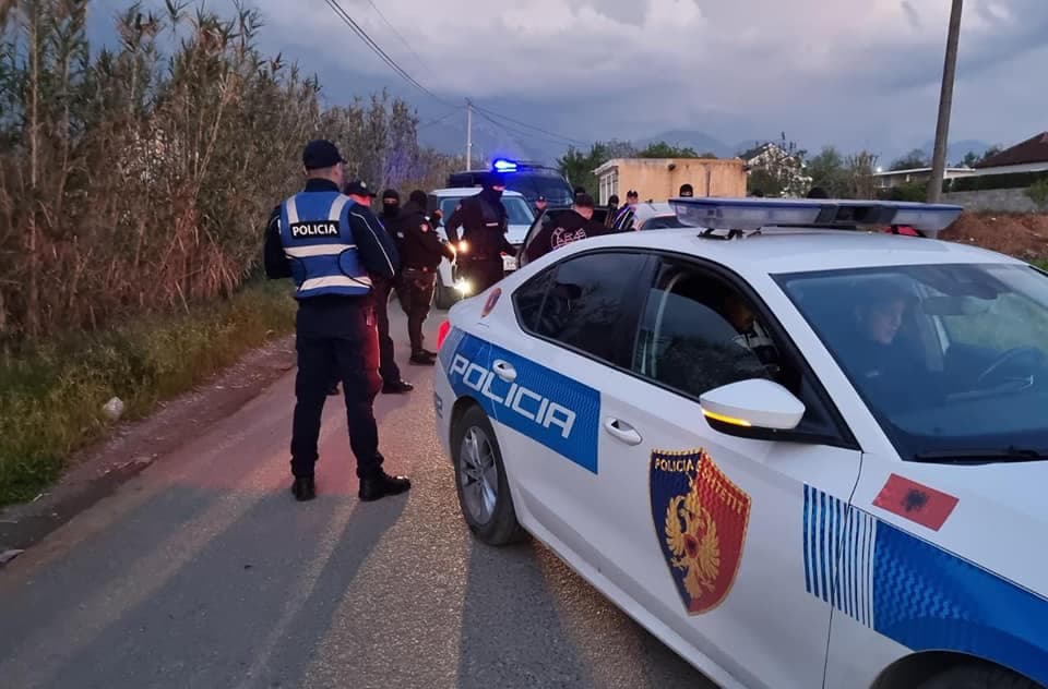 Roskovec, dy persona zbresin nga makina dhe godasin një të ri