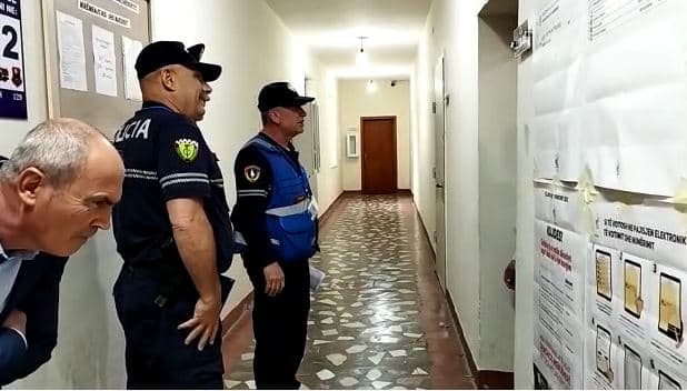  Largohen nga qendra e votimit në Durrës disa persona të paautorizuar, dhunohet një person