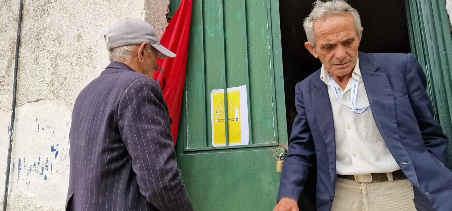 PD denoncon: Në bashkinë Finiq, fleta me votë për PS e vendosur në derën e Qendrës së Votimit