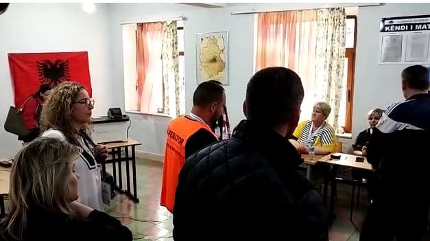   Flamur Noka hyn në QV/ Kërkohet ndihma e policisë në shkollën “Dhaskal Todri” në Elbasan