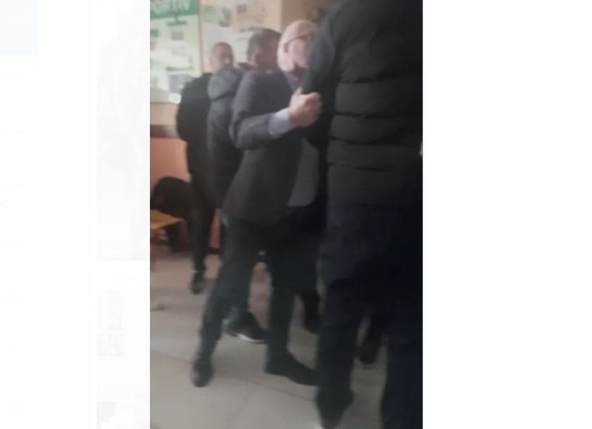 Incident në QV në Korçë, deputeti Spaho shtyhet dhe nxirret jashtë (VIDEO)