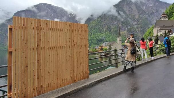 Fshati austriak ngre një barrierë për të ndaluar turistët të bëjnë selfie