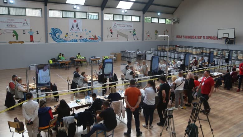 Vijon numërimi për Këshillat Bashkiakë/ Kryeson PS në Tiranë me 33 vende, pasohet nga BF me 16