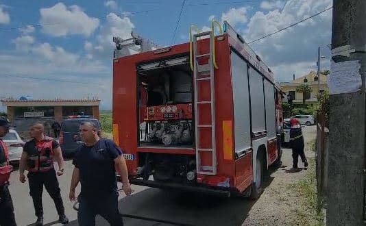 Përfshihet nga flakët apartamenti në Fier, plagoset e moshuara teksa tentoi të dalë nga dritarja