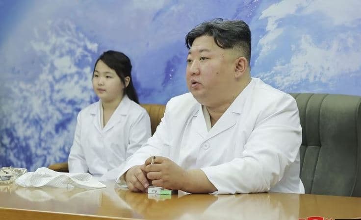 Kim Jong-Un inspekton satelitin e parë spiun të zbulimit ushtarak