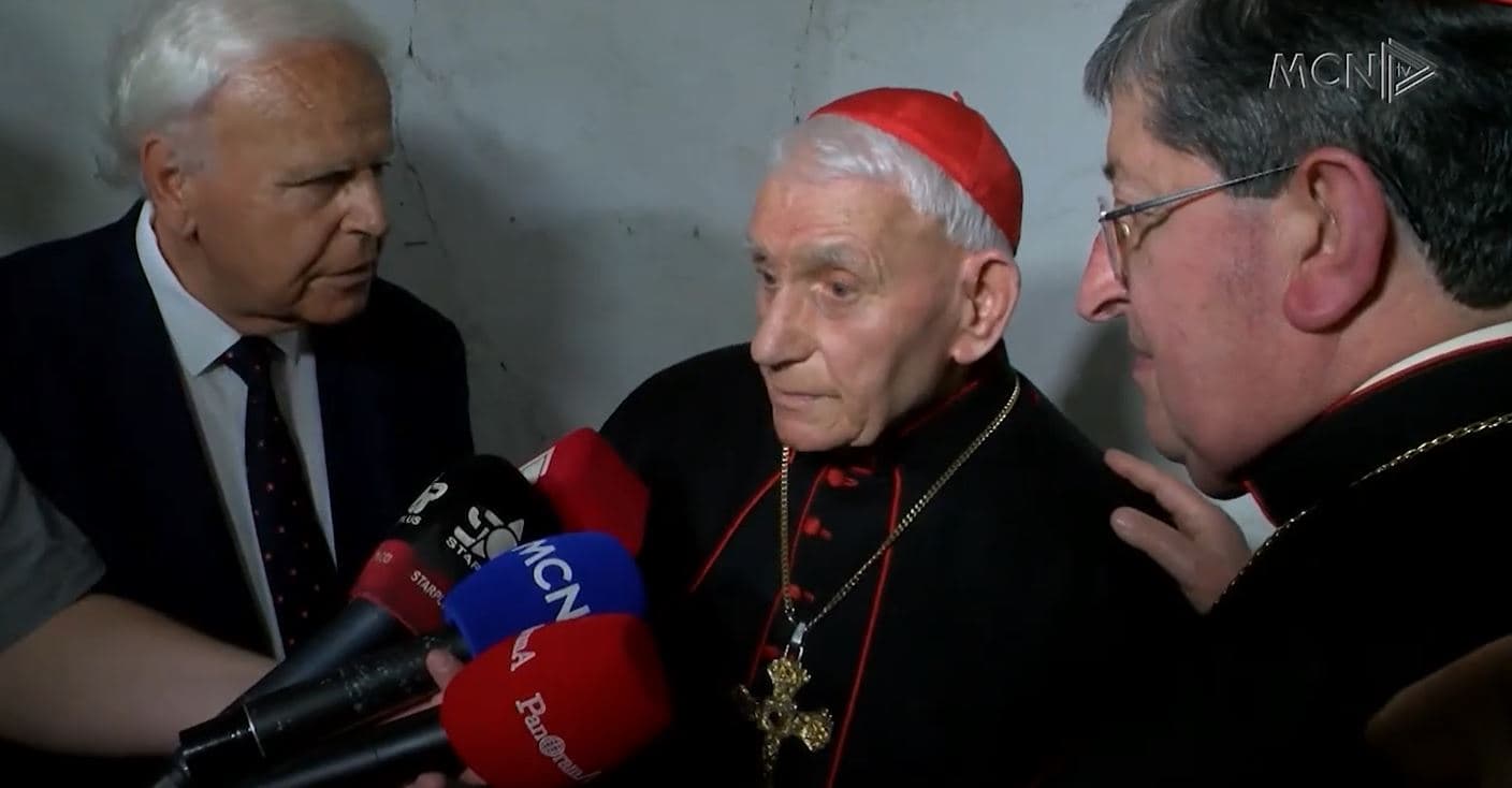 “Më arrestuan për ekzorcizmat”, Kardinal Troshani viziton qelinë e burgut (VIDEO)