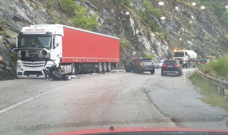 Kamioni përplaset me makinën në Korçë-Pogradec, plagosen dy persona 