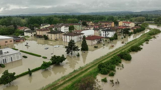 Qytete të tëra të zhytura nën ujë, moti i keq në Itali ka lënë 27 mijë persona pa energji elektrike
