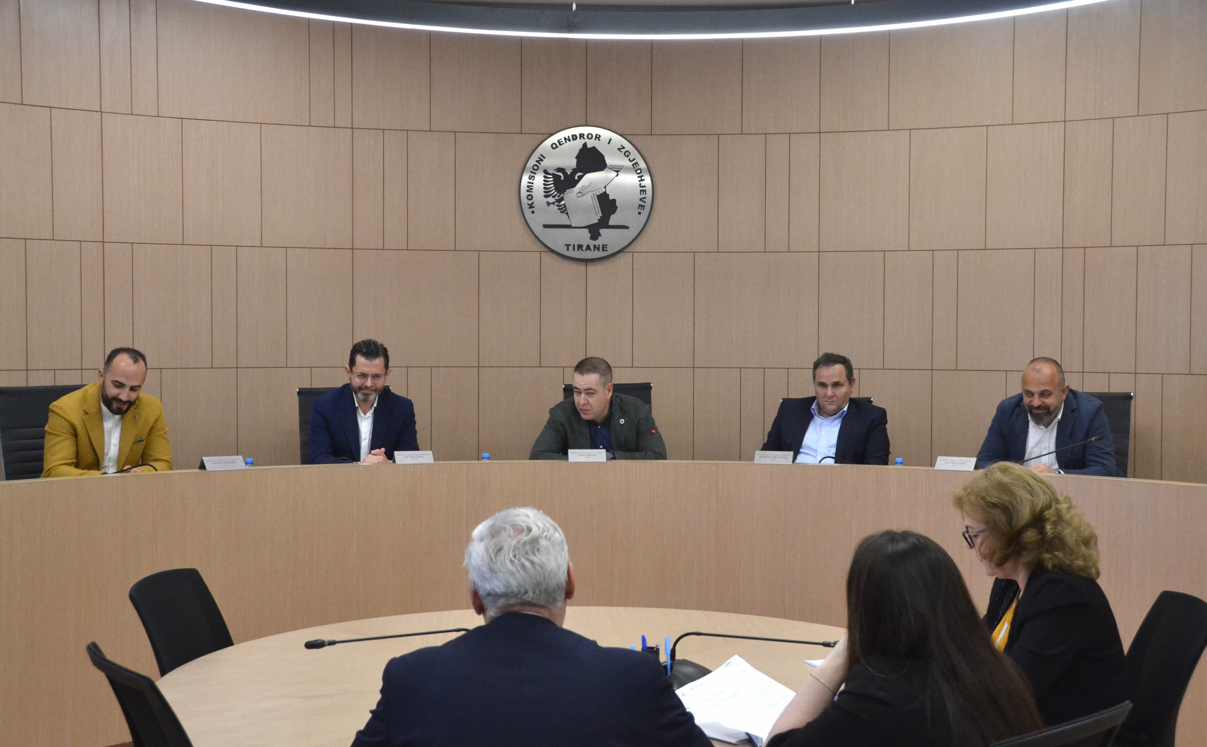 Përdorën faqet e bashkive për fushatë/ KAS vendos sanksione për kryetarët e bashkive Kamëz dhe Vorë