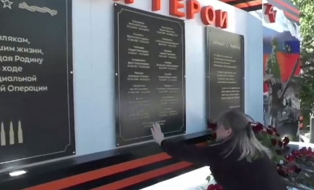 Rusia inauguron në Krime një memorial për ushtarët e saj që vdiqën në Ukrainë (VIDEO)