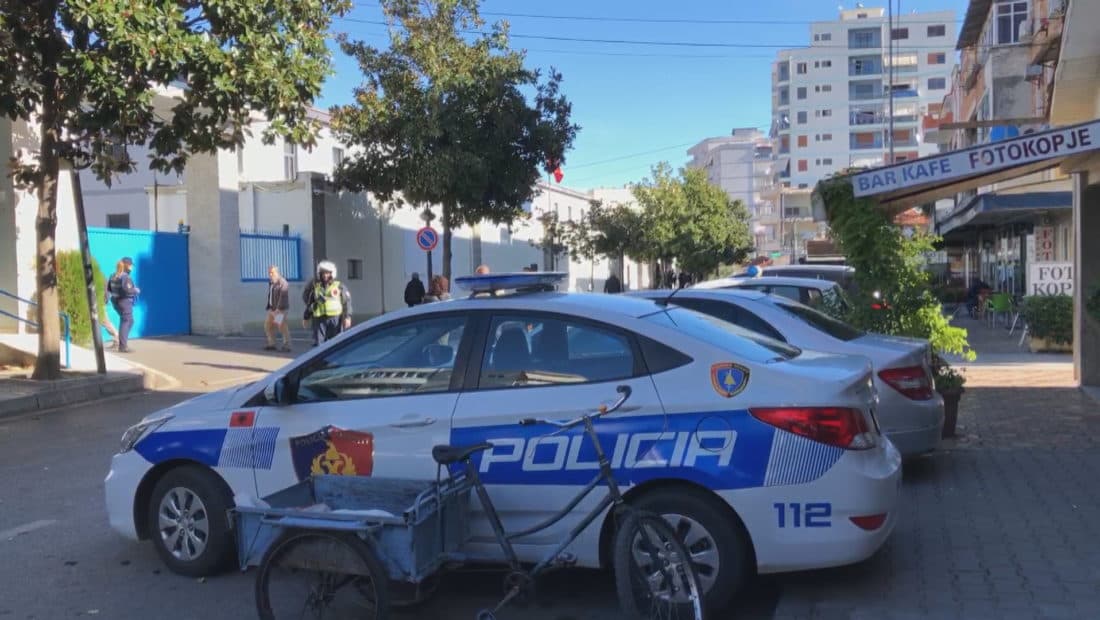 Tentoi të vriste fqinjin e tij, vihet në pranga 34-vjeçari