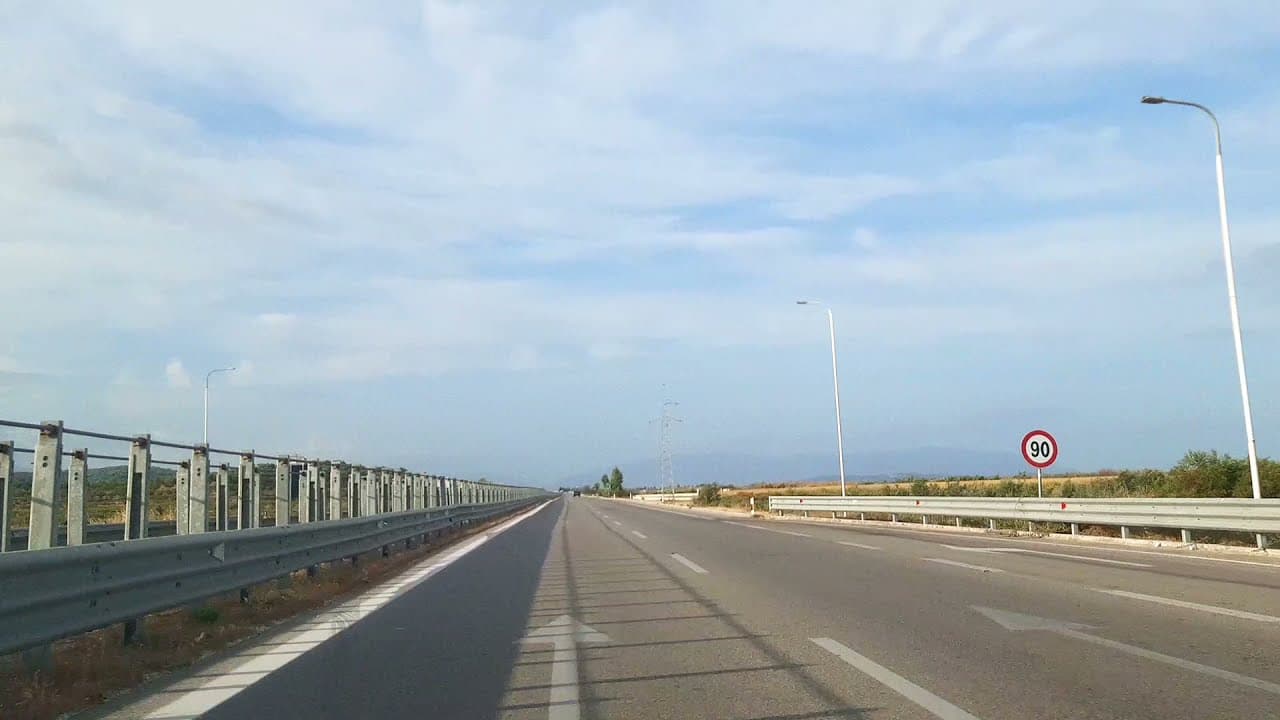 Makina del nga rruga në autostradën Vlorë-Fier, plagoset drejtuesi