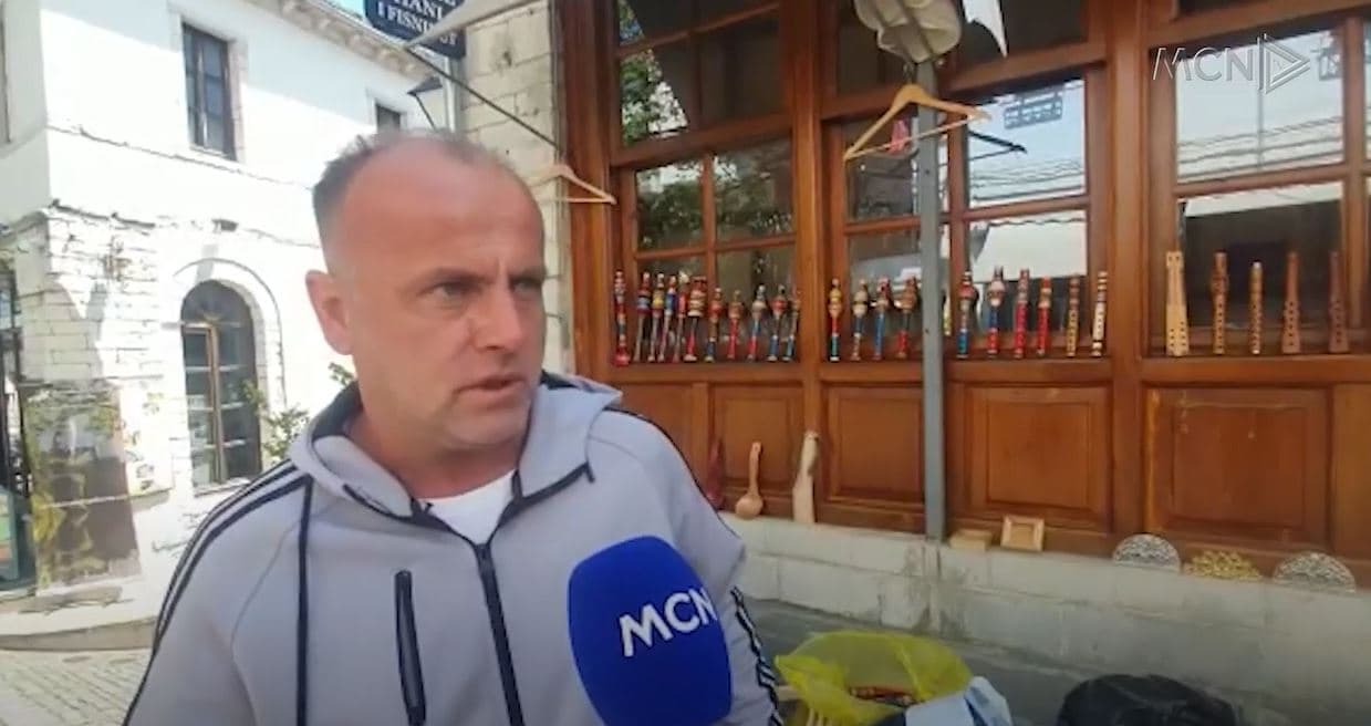 Nga Ulqini për të punuar në Gjirokastër/ Ramiz Hajdari, artizani që gdhend vegla muzikore (VIDEO)