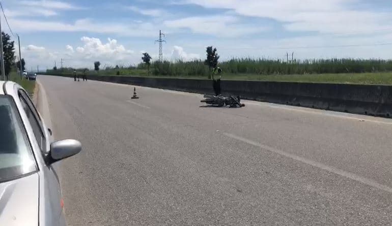 Humb kontrollin dhe përplaset me barrierën e betonit, në gjendje të rëndë drejtuesi