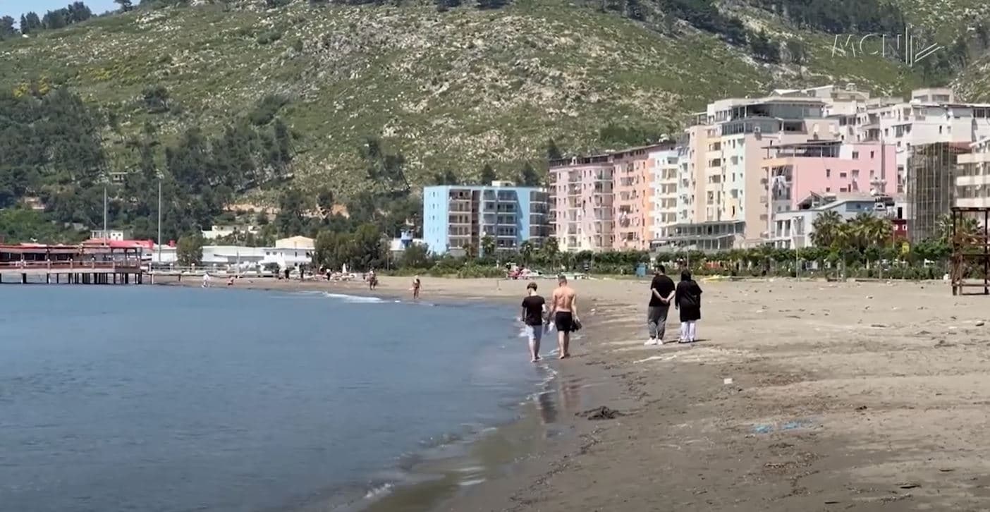 Shëngjini ende gati për turizëm/ Plazhi i pa pastruar, pushuesit vizitojnë bregdetin (VIDEO)