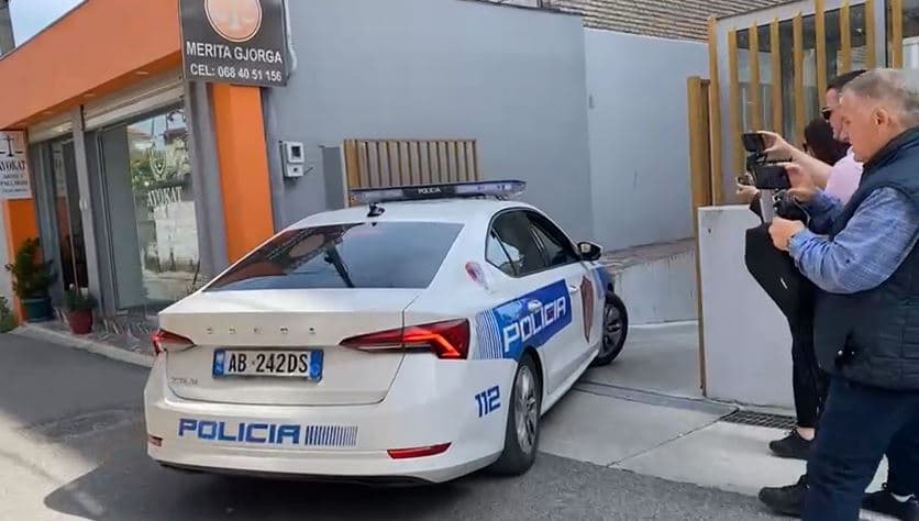 Vranë me thikë 16-vjeçarin/ Gjykata lë në burg 4 të miturit nga Gramshi