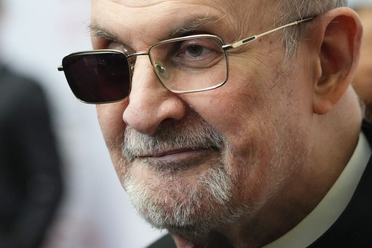 Salman Rushdie del për herë të parë në publik një vit pas sulmit