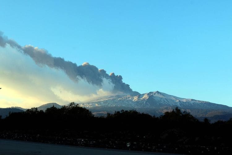 Shpërthen vullkani Etna, hiri në pistë ndërpret fluturimet në aeroportin e Katanias