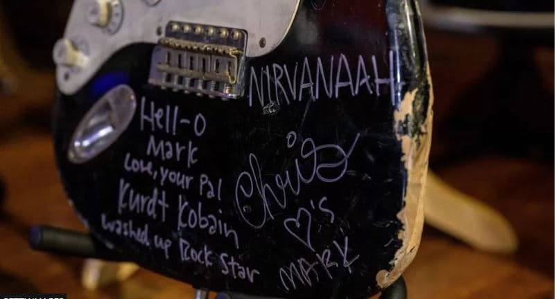 Kitara e thyer e Kurt Cobain shitet për gati 600 mijë dollarë
