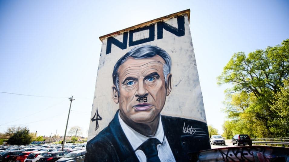 Franca heton posterat ku Macron portretizohet si Hitleri 