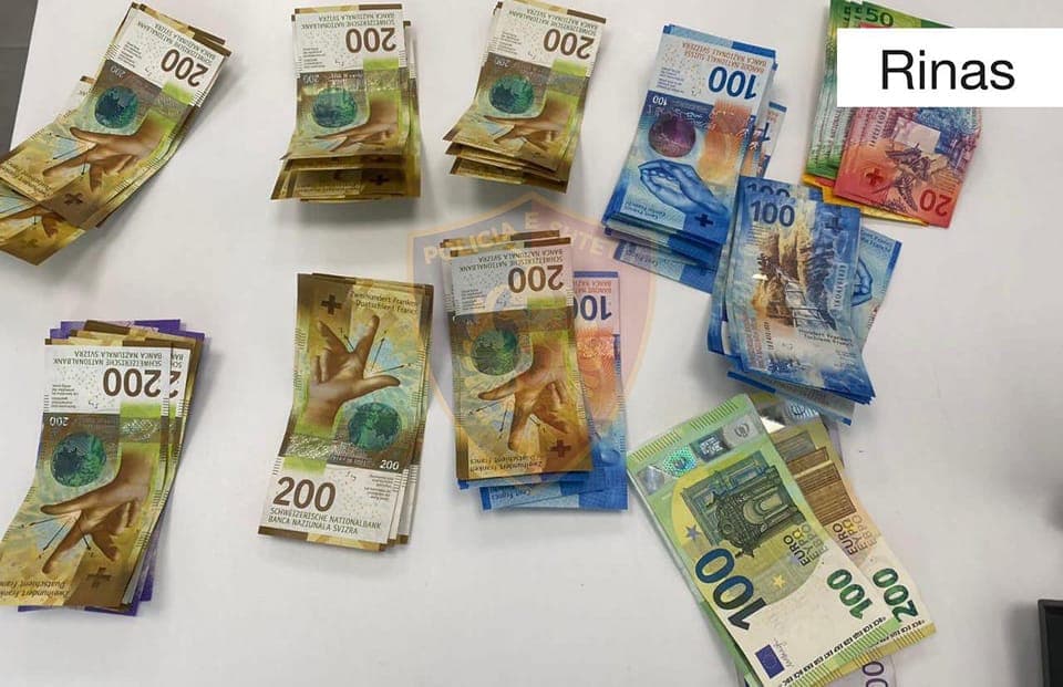 U kap me mbi 12 mijë franga zviceriane të padeklaruara në Rinas, procedohet 30-vjeçari malazez