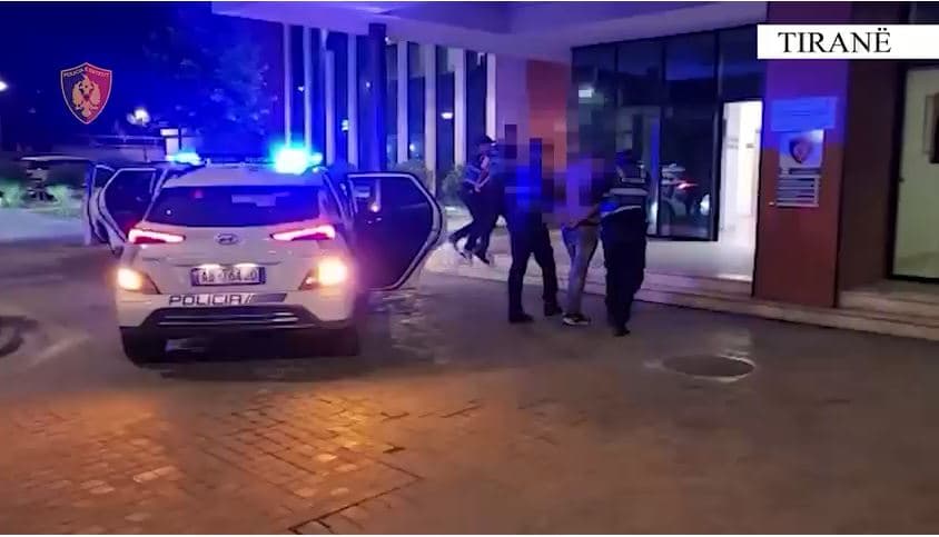 Vodhën 1 mln lekë të reja dhe bizhuteri floriri/ Arrestohen dy të rinj në Tiranë  